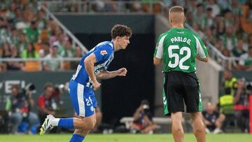 Lander Pinillos saltando al campo.