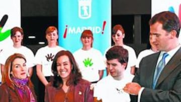 <b>REGALO. </b>Los Príncipes recibieron camisetas para las Infantas.