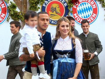 Thiago Alcántara and Julia Vigas.