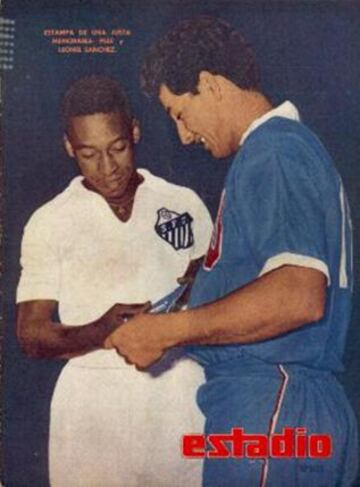 En la imagen, junto a Pelé en el duelo frente a Santos de Brasil.