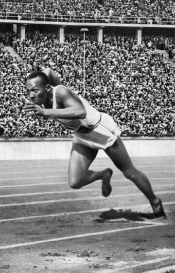 Fotografía tomada el 5 de agosto de 1936 en la prueba de los 200 metros en la que Jesse Owens ganó la medalla de oro durante los JJOO de Berlín.