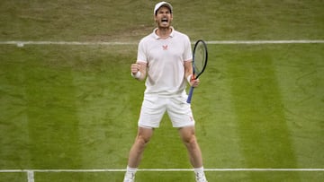 Andy Murray celebra su victoria ante Oscar Otte en Wimbledon 2021.