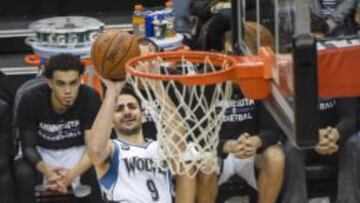 Ricky Rubio lanza a canasta en una acción acrobática.