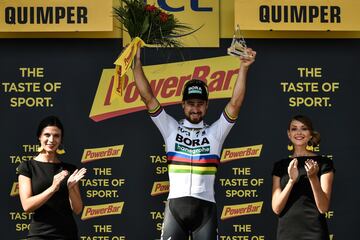 Peter Sagan celebra su victoria en el podio.