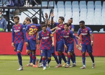 El delantero del Barcelona, Luis Suárez, celebra el 0-1 al Celta de Vigo con sus compañeros.  