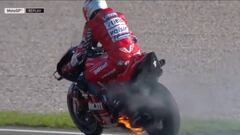 La moto Ducati de Michele Pirro arde durante los primeros entrenamientos libres de Moto GP del Gran Premio de la Comunitat Valenciana en el Circuito Ricardo Tormo de Cheste.