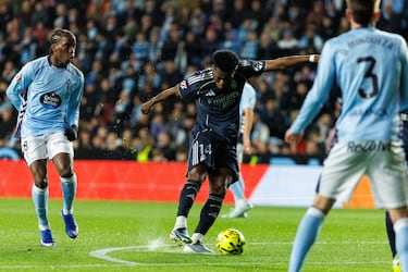 0-1. Córner que saca Trent-Alexander Arnold en corto para Arda Güler. El jugador turco, que ve desmarcado a Aurelien Tchouameni en el balcón del área, centra raso para que el centrcampista francés la pege de primeras y mande el balón al fondo dela portería de Ionut Ranut.