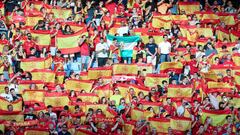 Aficionados de la selección española momentos antes de iniciarse el partido de fútbol de la Liga de Naciones que ha enfrentado este domingo a la selecciones de España y República Checa en el estadio de La Rosaleda, en Málaga.
