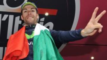 Visconti señala su doblete en el podio.