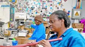 <b>MOLDEADO. </b>Mica le da la característica forma ovalada a la vuvuzela después de haber sido impresa. Luego será pintada.