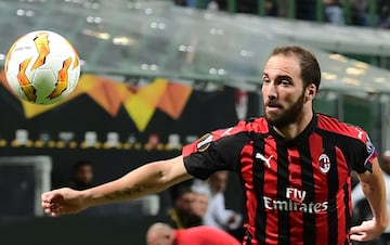 El delantero argentino no está en su mejor momento, el AC Milan se encuentra a 13 puntos del líder de la Serie A. Su ausencia de la selección argentina se debe a que Scaloni está convocando a delanteros más jóvenes. 
