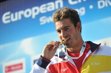 Hasta 2018, Rafa Muñoz aún tenía en su poder el récord del mundo de los 50 mariposa que consiguió en Málaga en 2009. Uno de los nadadores de talla mundial que ha dado la natación española. Nacido en 1988 en Córdoba, pronto empezó a destacar en los 50 y 100 mariposa, prueba que dominaba a la perfección.

Aunque en 2008 ya ganó medallas en los Europeos de piscina olímpica y corta, su gran año fue 2009, cuando acudió al Centro de Tecnificación de Marsella donde acabaron de pulirle. En época de bañadores mágicos, el cordobés se subió al podio en ambas pruebas en el Mundial de Roma, compartiendo cajón con Michael Phelps. Después, una depresión le apartó de la natación, pero logró sobre doble campeón de Europa en 2010 y 2012.
