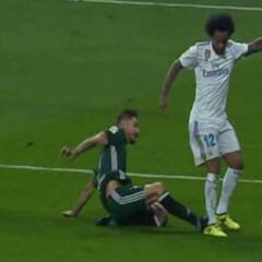 Iturralde: "Hay penalti de Javi García sobre Marcelo"