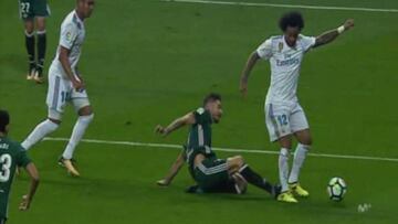 Iturralde: "Hay penalti de Javi Garc¨ªa sobre Marcelo"