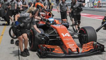 Sepang (Malaysia), 30/09/2017.- Spanish Formula One driver Fernando Alonso of McLaren-Honda during a pit stop in the third practise session for the Malaysian Formula One Grand Prix at the Sepang International Circuit, near Kuala Lumpur, Malaysia, 30 September 2017. The 2017 Formula One Grand Prix of Malaysia will be held on 01 October. (F&Atilde;&sup3;rmula Uno, Malasia) EFE/EPA/FAZRY ISMAIL