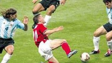 <b>PÍCARO. </b>Michael Owen se sacó de la manga un penalti que comprometió a Mauricio Pochettino.