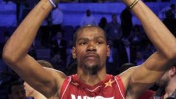 Kevin Durant con el trofeo al MVP.