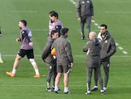 Pintus habla con Arbeloa en uno de los primeros entrenamientos con el Real Madrid.