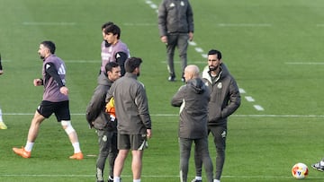 Pintus habla con Arbeloa en uno de los primeros entrenamientos con el Real Madrid.