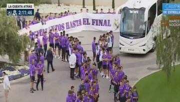 Los jugadores de La F&aacute;brica despiden al Madrid.