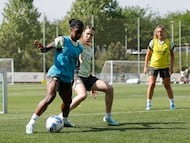 Linda protege un balón ante Keukelaar en el entrenamiento del Real Madrid.