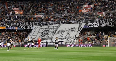 LA AFICIÓN DE MESTALLA HOMENAJEÓ A ESPAÑETA EN SU DESPEDIDA