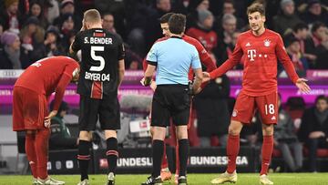 Munich (Germany), 30/11/2019.- Bayern's Leon Goretzka (R) reacts to Referee Guido Winkmann (C) during the German Bundesliga soccer match between FC Bayern Munich and Bayer 04 Leverkusen in Munich, Germany, 30 November 2019. (Alemania) EFE/EPA/LUKAS B