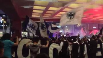Los seguidores albiazules llevaron la fiesta al hotel de concentración, para demostrar que aún creen en la remontada.