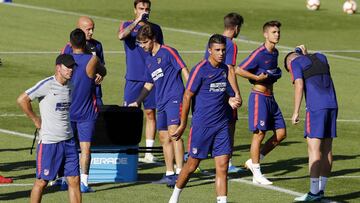 Simeone cerró la triple sesión
centrado en el toque y el remate