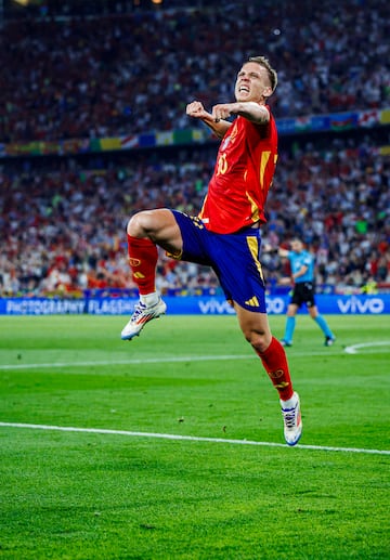 Vuelo de Dani Olmo tras el gol de la victoria de la selección española.