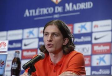 El lateral brasileño Filipe Luis, durante la rueda de prensa que ofreció en el estadio Vicente Calderón, después de llegar traspasado del Chelsea al Atlético de Madrid.