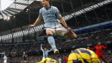 Dzeko bate a Reina durante un City-Liverpool en la Premier.