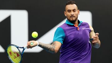 Nick Kyrgios devuelve una bola durante su partido ante Alexandre Muller en el ATP 250 Murray River Open en el recinto de Melbourne Park de Melbourne, Australia.