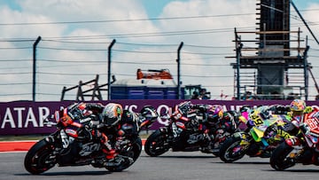 Marco Bezzecchi lidera con la Aprilia la parrilla de MotoGP.