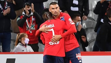 Lille&#039;s Turkish forward Burak Yilmaz (R) celebrates with Lille&#039;s French midfielder Jonathan Bamba after scoring a penalty during the French L1 football match between Lille OSC (LOSC) and FC Nantes (FCN) at the Stade Pierre Mauroy in Lille, north