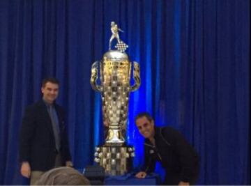 El piloto bogotano celebra su segunda distinción dentro del Trofeo Borg-Warner durante un evento en el museo del Indianapolis Motor Speedway.