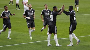 Rodrygo, Benzema, Lucas Vázquez, Vinicius y Mendy celebran el gol de Bono en propia puerta que supuso el triunfo del Madrid en Sevilla.