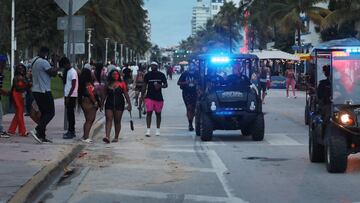 MIAMI BEACH, FLORIDA - JULY 18: Miami Beach police officers direct people out of the entertainment district as a curfew from 8pm to 6am is put in place on July 18, 2020 in Miami Beach, Florida. The City of Miami Beach put the curfew back into place to fight the spread of the coronavirus (COVID-19), which has spiked in recent days after the reopening of businesses. Joe Raedle/Getty Images/AFP
== FOR NEWSPAPERS, INTERNET, TELCOS & TELEVISION USE ONLY ==