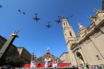 Aviones del Ala 15 y 31 vuelan por encima de la Virgen del Pilar durante la tradicional ofrenda de flores.