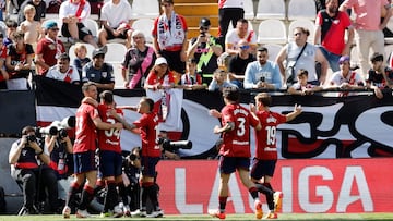 Moi Gómez celebra su gol con sus compañeros.