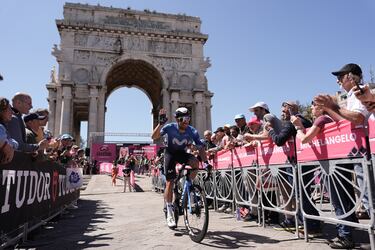 Albert Torres en la salida de Génova.
