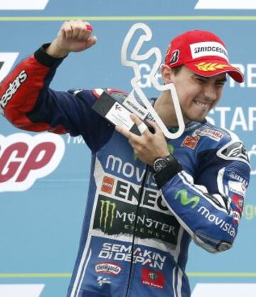 El piloto español de MotoGP Jorge Lorenzo (Movistar Yamaha) celebra su victoria en el podio, tras el Gran Premio de Aragón de Motociclismo que se ha disputado hoy en el circuito de Motorland de Alcañiz (Teruel).