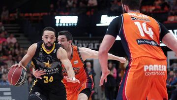 GRAF5545. VALENCIA, 18/03/2018.- El base estadounidense de Iberostar Tenerife Davin White (i) avanza con el balón perseguido por Rafa Martínez, del Valencia Basket,, durante el partido de Liga ACB que se juega esta tarde en el pabelló