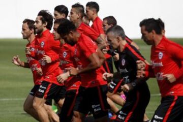 Futbol, entrenamiento seleccion chilena.
Los jugadores de la seleccion chilena, atienden  el entrenamiento matutino en el complejo deportivo Juan Pinto Duran de Santiago, Chile.
20/03/2017