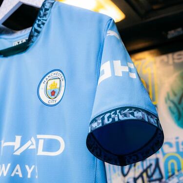 Para la temporada 2024/25, la equipación será usada por todos los equipos que representen al Club, incluidos los equipos de la Premier League y la Barclays Women’s Super League dirigidos por Pep Guardiola y Gareth Taylor. Esta temporada, se puede ver el número 0161 entretejido en los llamativos adornos de la primera equipación 24/25. Es código un código telefónico pero también se puede ver en farolas, impreso en camisetas e incluso tatuado en personas.