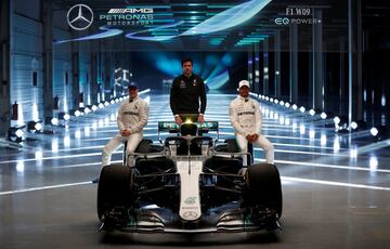 Toto Wolff, director ejecutivo de Mercedes F1, con los pilotos Lewis Hamilton y Valtteri Bottas