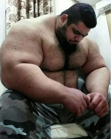 Gracias a sus 1,86 centímetros y 176 kilogramos se ha ganado el mote de el 'Hulk Iraní'. Además de por su físico, Sajad Gharibi es conocido por sus buenas acciones con los niños de su país que se encuentran en campos de refugiados.