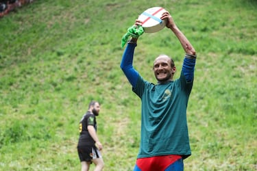 La carrera consiste en atrapar un queso de Gloucester arrojado desde la colina de Cooper, con una caída de 182 metros en la localidad de Brockworth. Los competidores deben bajar por la ladera del cerro para atraparlo y el primero en conseguirlo se proclama vencedor.