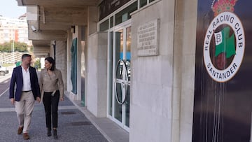 Alfredo Pérez y Gema Igual, dirigiéndose desde las oficinas a la sala de prensa de El Sardinero.