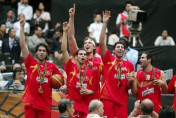 Los jugadores celebran la medalla de oro.